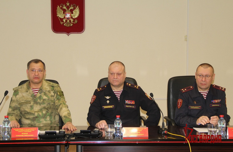 Евгений Федоткин (в центре) и Евгений Симаков (справа) поменялись местами службы