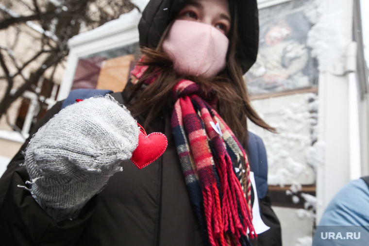 Несанкционированная акция «Цепь солидарности» в день Святого Валентина вдоль улицы Старый Арбат. Москва, сердце, сердечко, протестующие, протест, белая лента