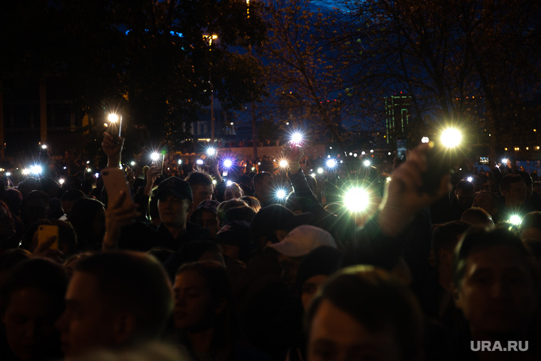 Третий день протестов против строительства храма Св. Екатерины в сквере у театра драмы.
Екатеринбург, сквер, фонарики, толпа, свет, сквер на драме