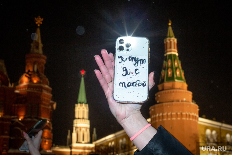 Акция "Любовь сильнее страха" на Манежной площади. Москва, айфон, iphone, митинг, протест, манежная площадь, студенты, молодежь, фонарики