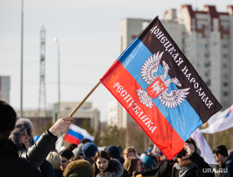 Митинг посвященный присоединению Крым к России. Сургут, флаг днр