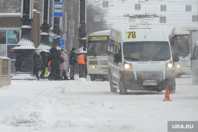 Снегопад, мороз, зима. Челябинск, снег, маршрутное такси, снегопад, зима, остановка транспорта, мороз