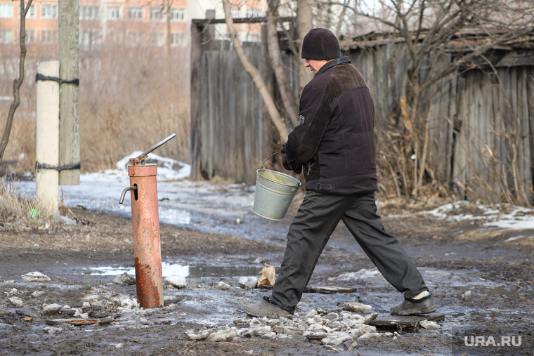 Виды города. Курган, колонка с водой, весна, вода