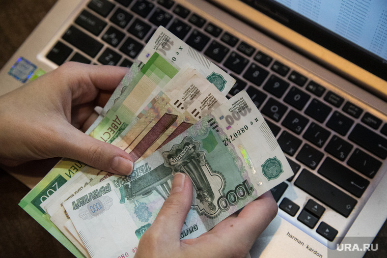 Ноутбук, деньги, интернет покупки. Москва, ноутбук, интернет, сеть, клавиатура, работа, покупки, всемирная сеть, компьютер, деньги, работа в офисе, руки, удаленка