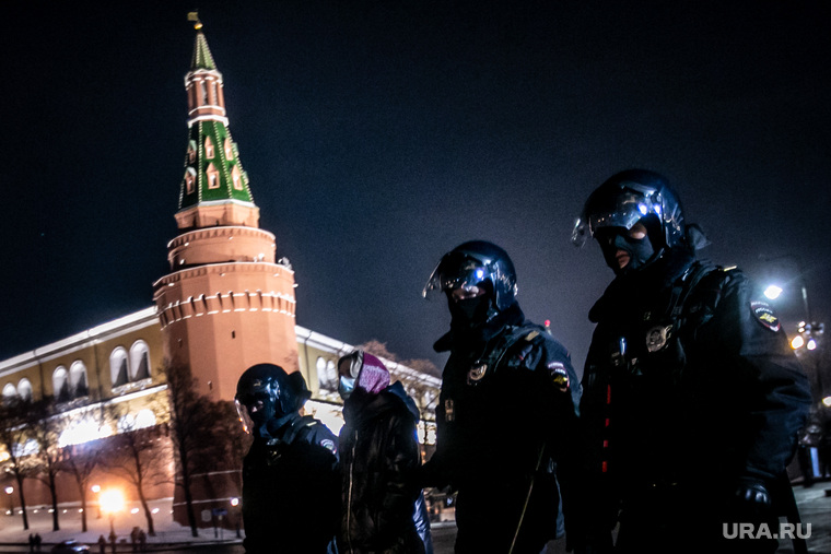 Несогласованная акция протеста после объявления приговора оппозиционеру-блогеру. Москва, полиция, протест, манежная площадь, омон, москва, несогласованная акция