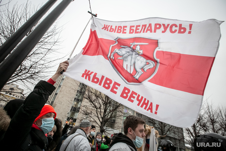 Несанкционированный митинг оппозиции в поддержку Алексея Навального. Москва, протестующие, погоня, демонстранты, протест, несанкционированная акция, флаг белоруссии, белорусский флаг, живе беларусь