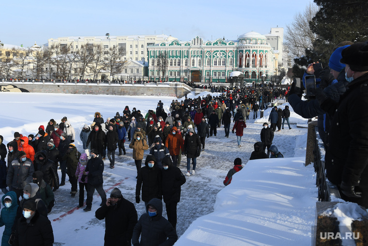 Несанкционированный митинг в поддержку оппозиционера. Екатеринбург, набережная городского пруда, город екатеринбург, несанкционированная акция, толпа людей