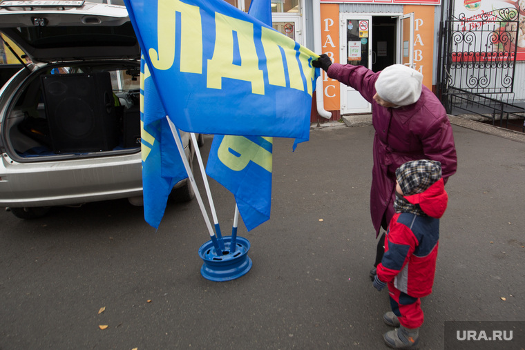 Митинг ЛДПР в день народного единства на территории центрального рынка. г. Курган 
, бабушка с внуком, флаг лдпр