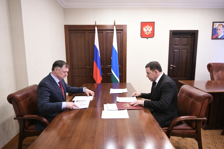 Председатель правительства РФ Марат Хуснуллин (слева) встретился с губернатором Свердловской области Евгением Куйвашевым