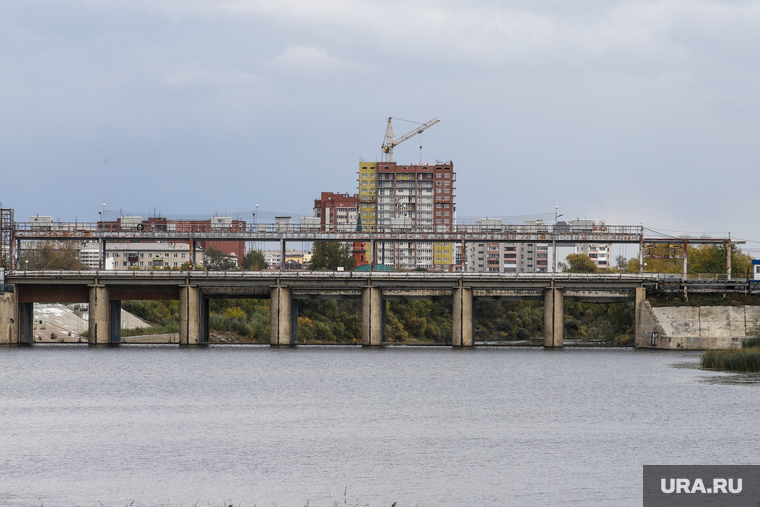 Курган река тобол дамба. Мост через реку тобол курган. Плотина сухона шера. Автозаводский мост. Курганская дамба.