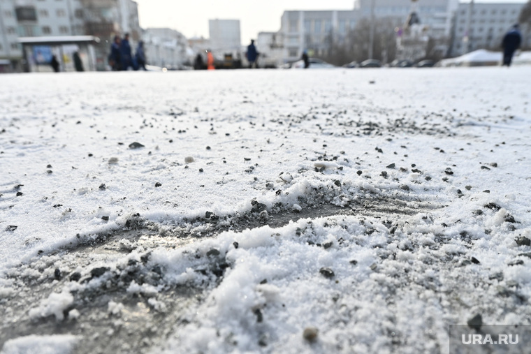 Не смотря использование щебня на тротуарах города, люди скользят по льду