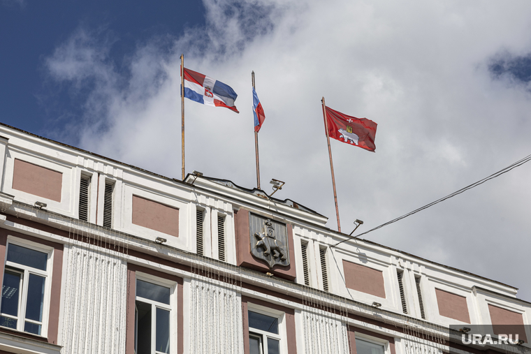 Административные здания, лето 2020 г. Пермь, флаги, администрация города