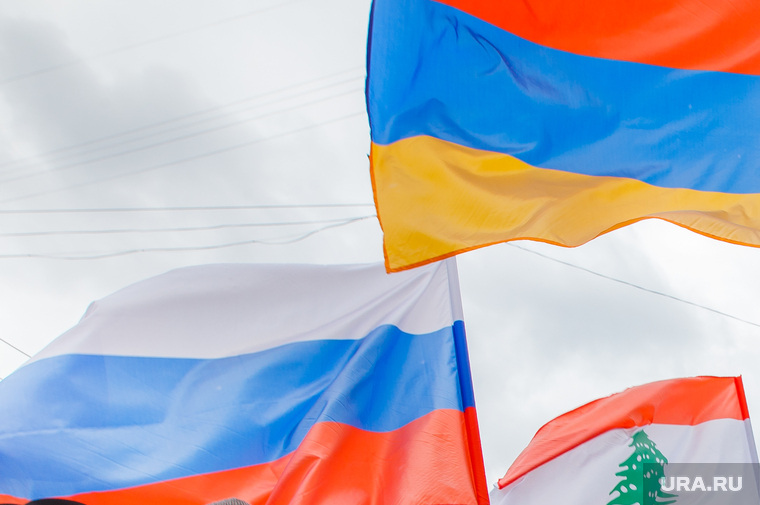 Шествие посвященное столетию геноцида армян. Екатеринбург, флаг армении, флаги