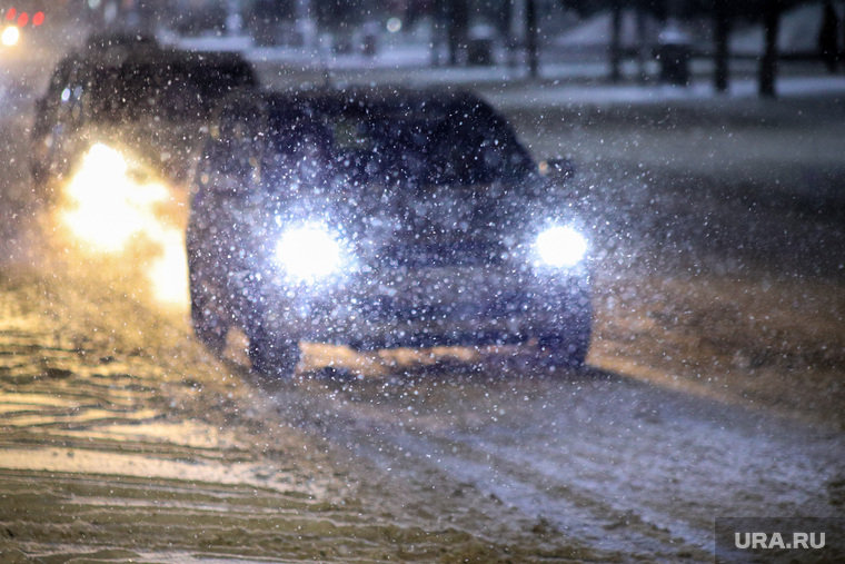 Акция с фонариками. Курган, снег, зима, автомобиль, непогода, метель, плохая погода, плохая видимость, свет фар, фары