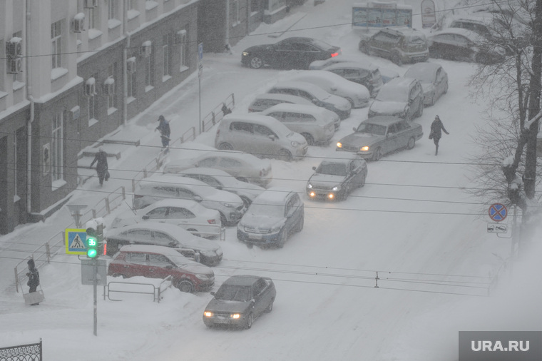 Снегопад. Челябинск, зима, машины в снегу, снегопад, парковка, буран, метель, климат, погода