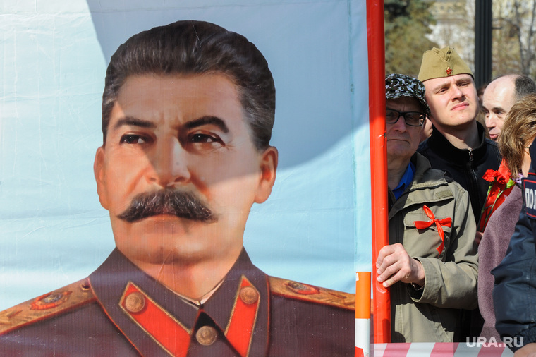 Возложение цветов к вечному огню. Челябинск, портрет сталина