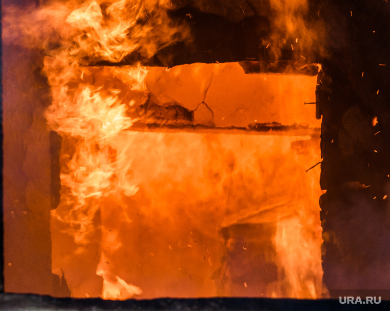 Пожар в деревянном доме по улице 8 марта. Екатеринбург, деревянный дом, пожар, огонь, горящий дом, пламя, дом горит