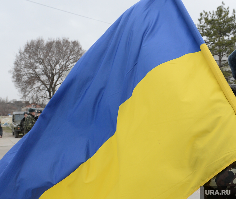 Безоружные украинские военные встретились с Российскими. Переговоры.Севастополь. Крым. Аэропорт Бельбек, флаг украины, армия