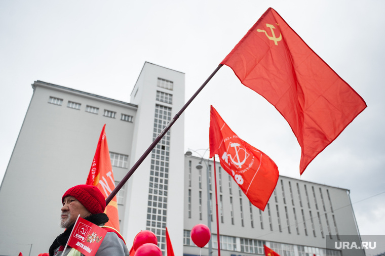 Традиционная первомайская демонстрация. Екатеринбург, кпрф, красные флаги