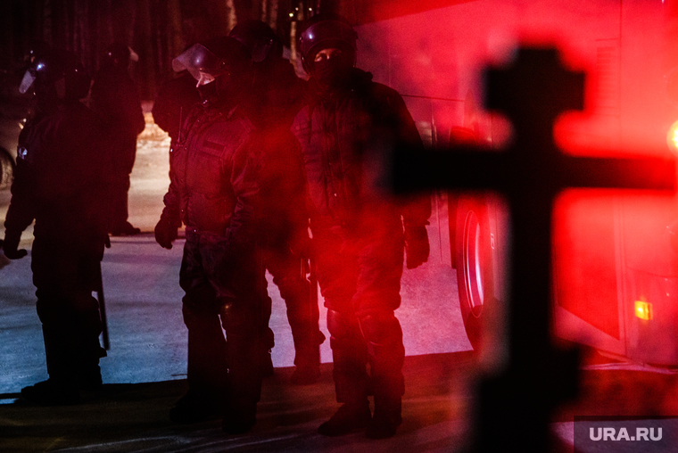 Среднеуральский монастырь после ночного штурма полицией. Среднеуральск, силовики, православный крест, полиция, оцепление, омон