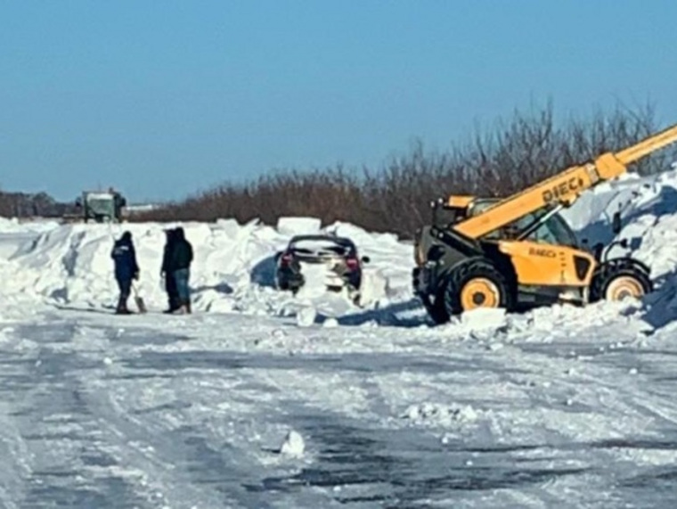 Некоторые машины полностью ушли под снег