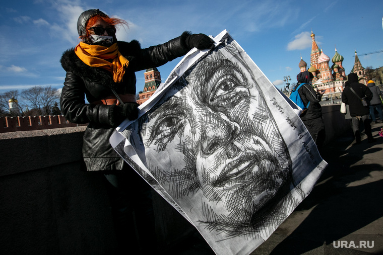 Мемориал на месте убийства Бориса Немцова на Большом Москворецком мосту. Москва 
