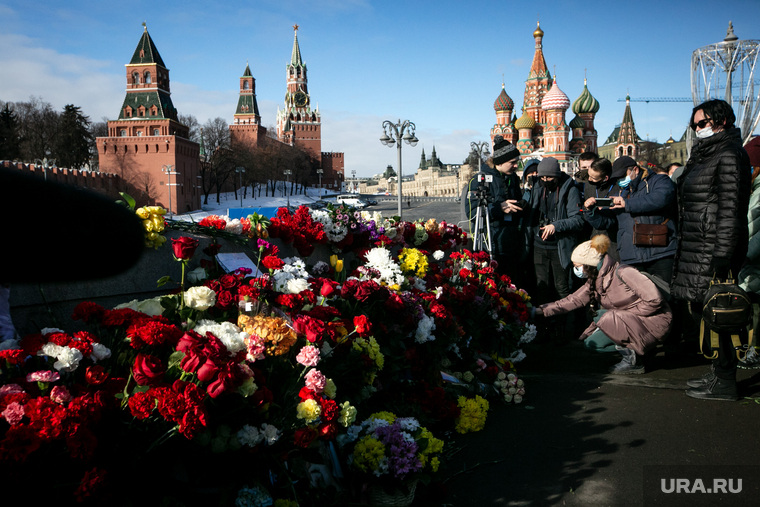 Около 100 человек собрались на мемориале памяти Бориса Немцова в годовщину его гибели