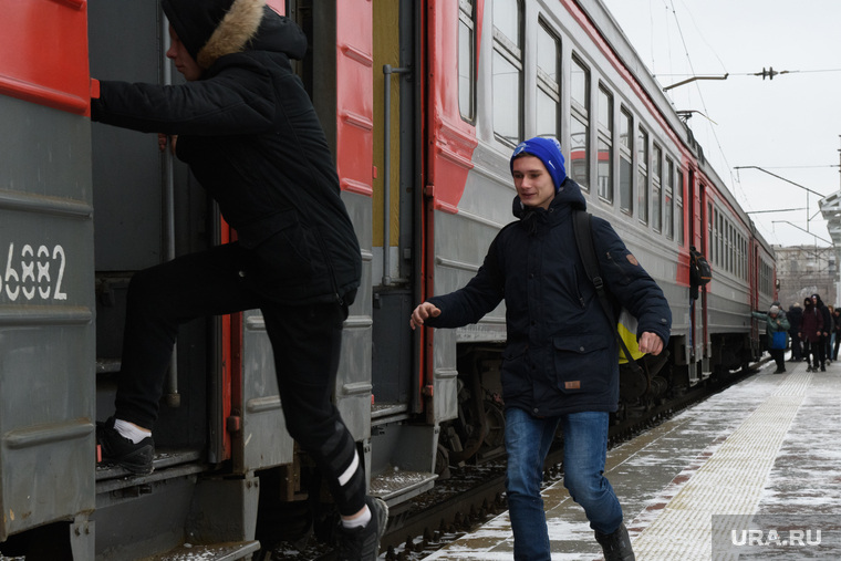 Эстафета огня "Универсиады-2019". Екатеринбург, перрон, электричка, железнодорожный транспорт, железнодорожные перевозки, пассажиры