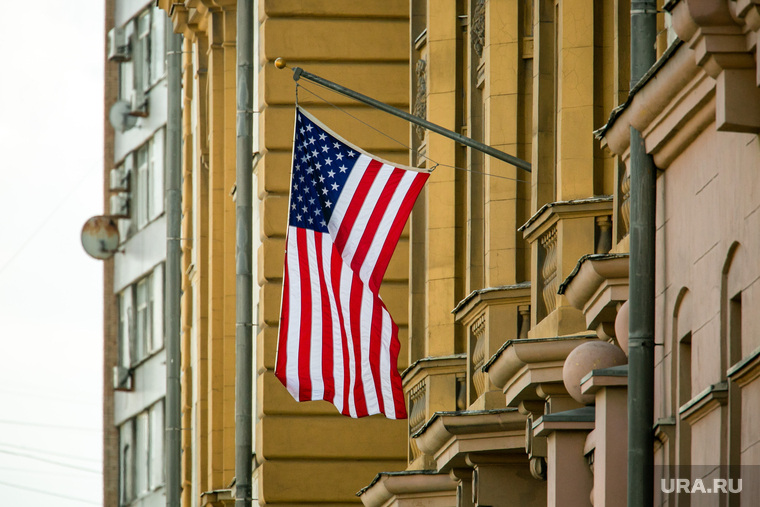 Флаг ЛГБТ на посольстве Соединенных Штатов Америки. Москва, американский флаг, флаг сша, американское посольство, посольство сша