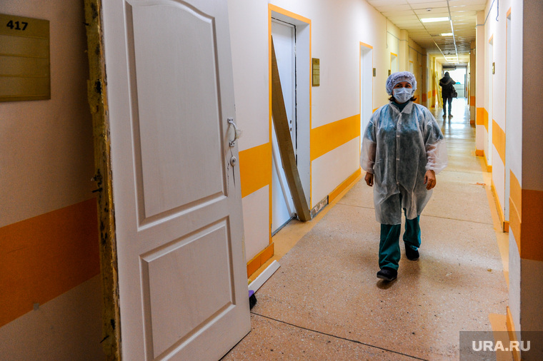 Алексей Текслер посетил ГКБ №2 Челябинска и осмотрел текущий этап ремонтных работ. Челябинск, медсестра, врач, больница, доктор, сиз, маска медицинская
