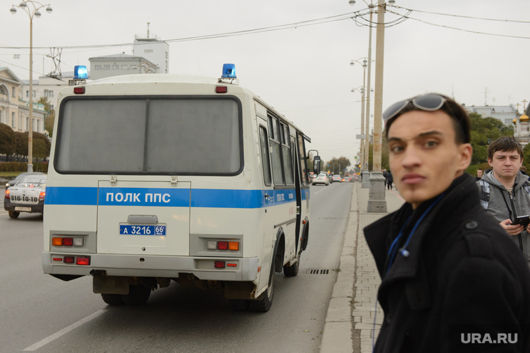 Разгон несанкционированной акции протеста оппозиции на Площади Труда. Екатеринбург, полк ппс, пазик