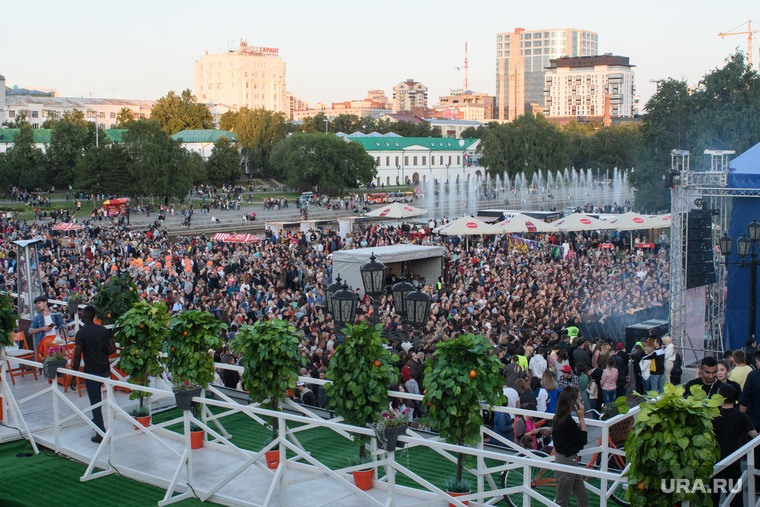 Ural Music Night. Екатеринбург, концерт, слушатели, выступление, фонтан, плотинка, зрители, толпа, праздник, сквер исторический