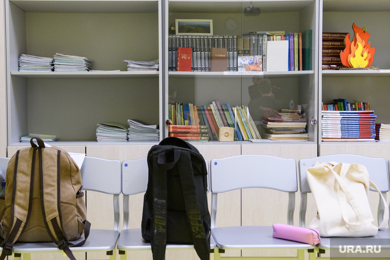 Виды Екатеринбурга, класс, школа, образование, классная комната, школьный рюкзак, шкаф с книгами