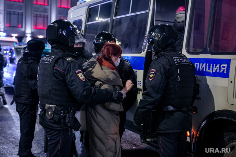 Несогласованная акция протеста после объявления приговора оппозиционеру-блогеру. Москва, автозак, полиция, росгвардия, протест, омон, несогласованная акция
