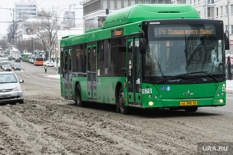 Виды Екатеринбурга, автобус, общественный транспорт, маршрут1, улица карла либкнехта, снег на дороге, снег в городе, грязный снег, нечищенная дорога, неубранный снег