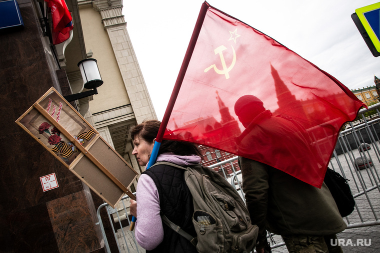 Оцепление Красной Площади 9 мая. Москва, красный флаг, флаг ссср, бессмертный полк