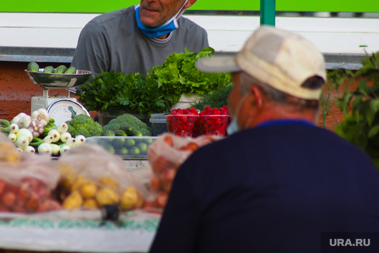 Городские рынки. Курган, торговля, ягоды, рынок, мужчины, уличная торговля, зелень, пенсионеры торгуют