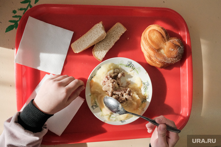 Столовая в промышленном техникуме. Курган, столовая, булочка, еда, школьная столовая, питание, школьное питание
