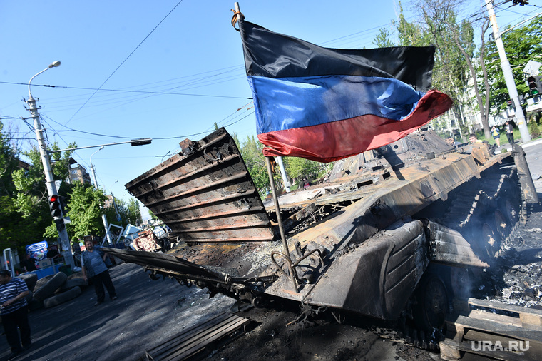 Мариуполь. Мародерство и пожар в поспешно оставленной военными воинской части. Украина, флаг донбасс, бронетехника