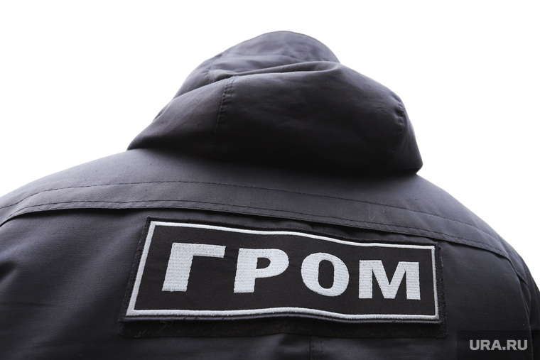 Сотрудники ГИБДД на въезде в город дают разъяснения по поводу режима. Курган, граница, въезд в город, гром, пост гаи
