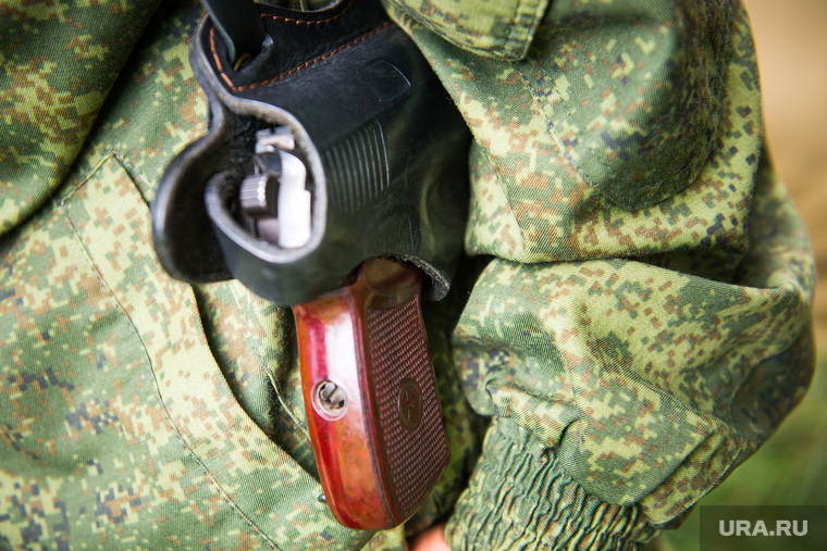 Полевой лагерь 2-го артбатальона бригады "Кальмиус" под Донецком. Июнь 2015, пистолет, оружие
