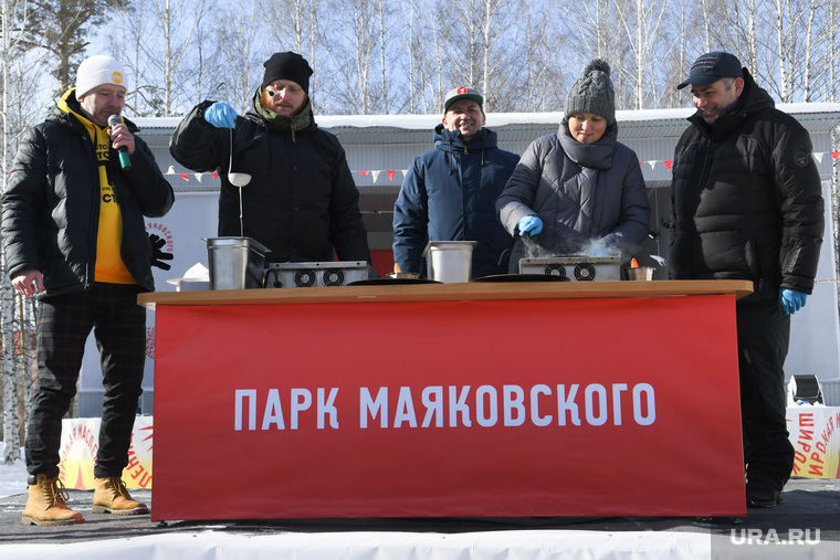 Чиновники соревновались с поваром Антоном Лебедевым (второй слева), кто приготовит больше блинов