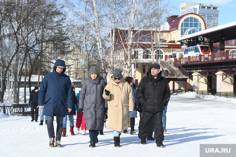 На непродолжительной инспекции парка Екатерину Сибирцеву (вторая слева) сопровождали начальник управления культуры Илья Марков (слева), директор ЦПКиО Екатерина Кейльман (вторая справа) и глава Октябрьского района Игорь Костенко (справа)