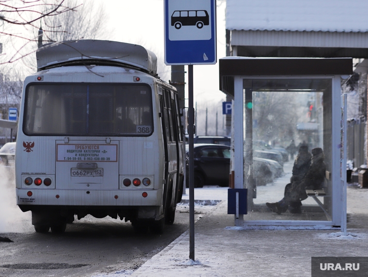 Автобусная остановка на улице Куйбышева. Курган, улица куйбышева, автобусная остановка, автобус