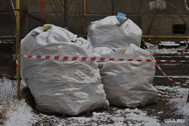Благоустройство городского парка в снег. Курган , снег, строительный мусор, мешки с мусором, ограничительная лента