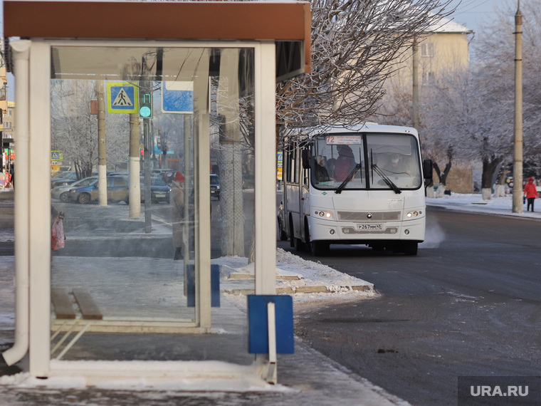 Автобусная остановка на улице Куйбышева. Курган, улица куйбышева, автобусная остановка, автобус