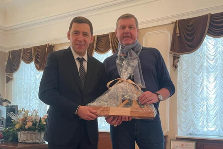 Александр Новиков (справа) напомнил, что живет по соседству с Евгением Куйвашевым
