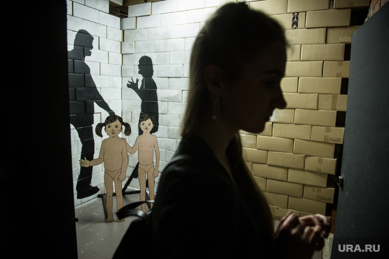 Выставка "Враг" в галерее уличного"Свитер". Екатеринбург, современное искусство, стрит-арт, домашнее насилие