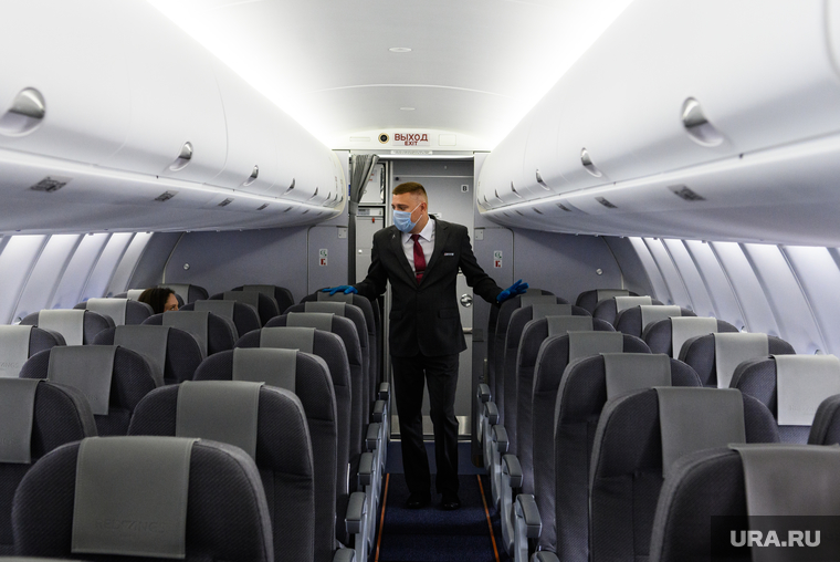 Подготовка рейса авиакомпании Red Wings Екатеринбург-Саратов. Екатеринбург, бортпроводник, салон самолета, сухой суперджет, самолет, стюардесса, ssj100, sukhoi superjet100, ssj100-95b