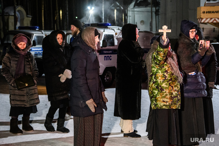 Среднеуральский монастырь после ночного штурма полицией. Среднеуральск, верующие, паломники, среднеуральский женский монастырь, христиане